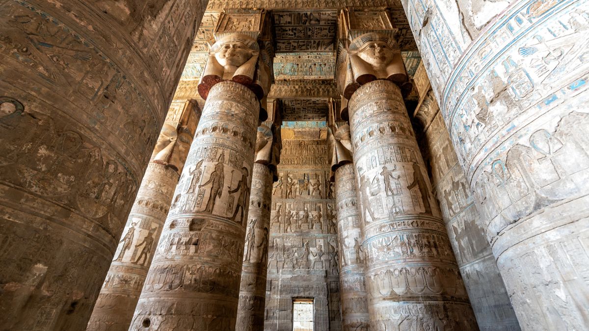 Zuilen met Hathor-kapitelen in de tempel van Dendera
