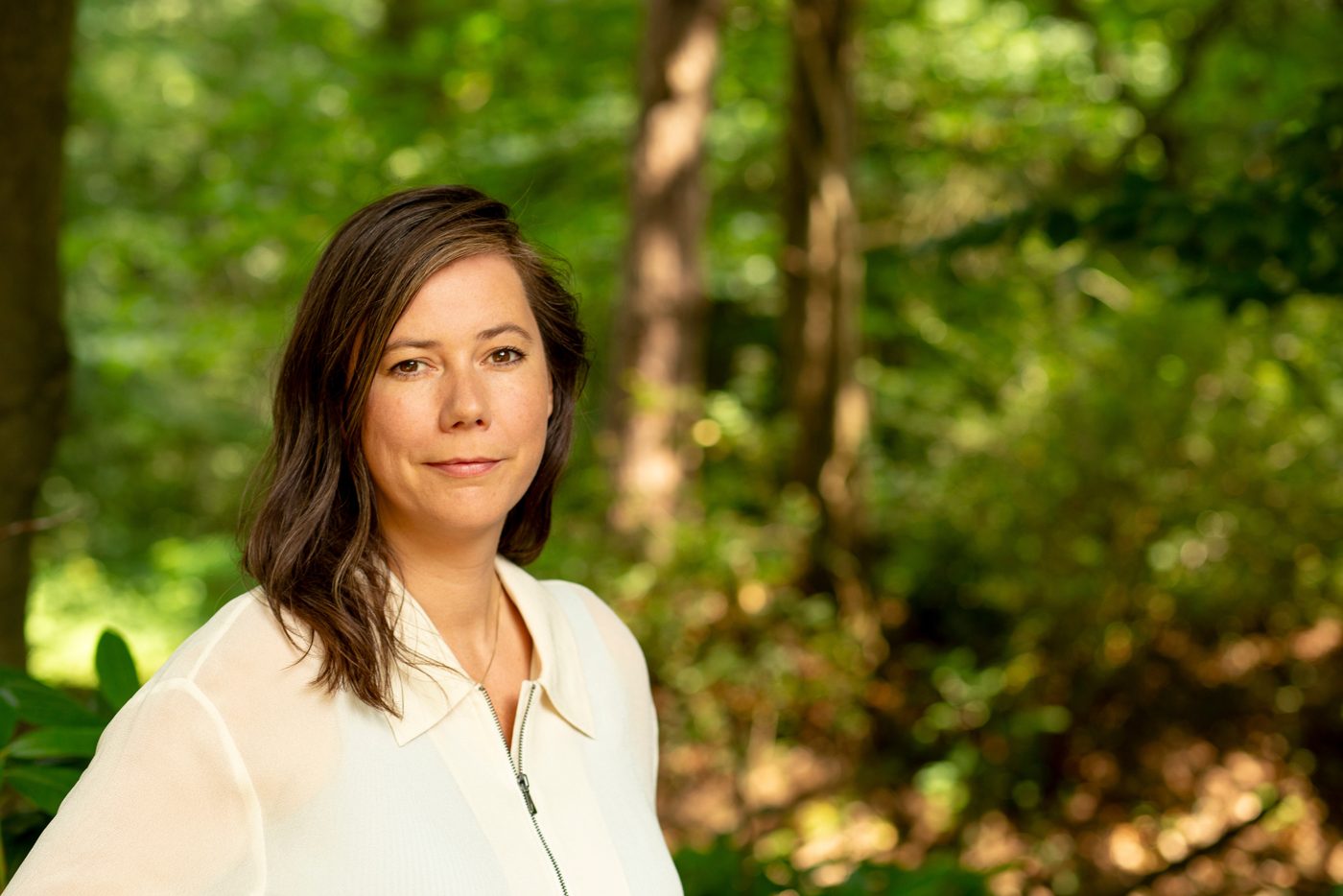 Portret van Tessa Visch in het bos